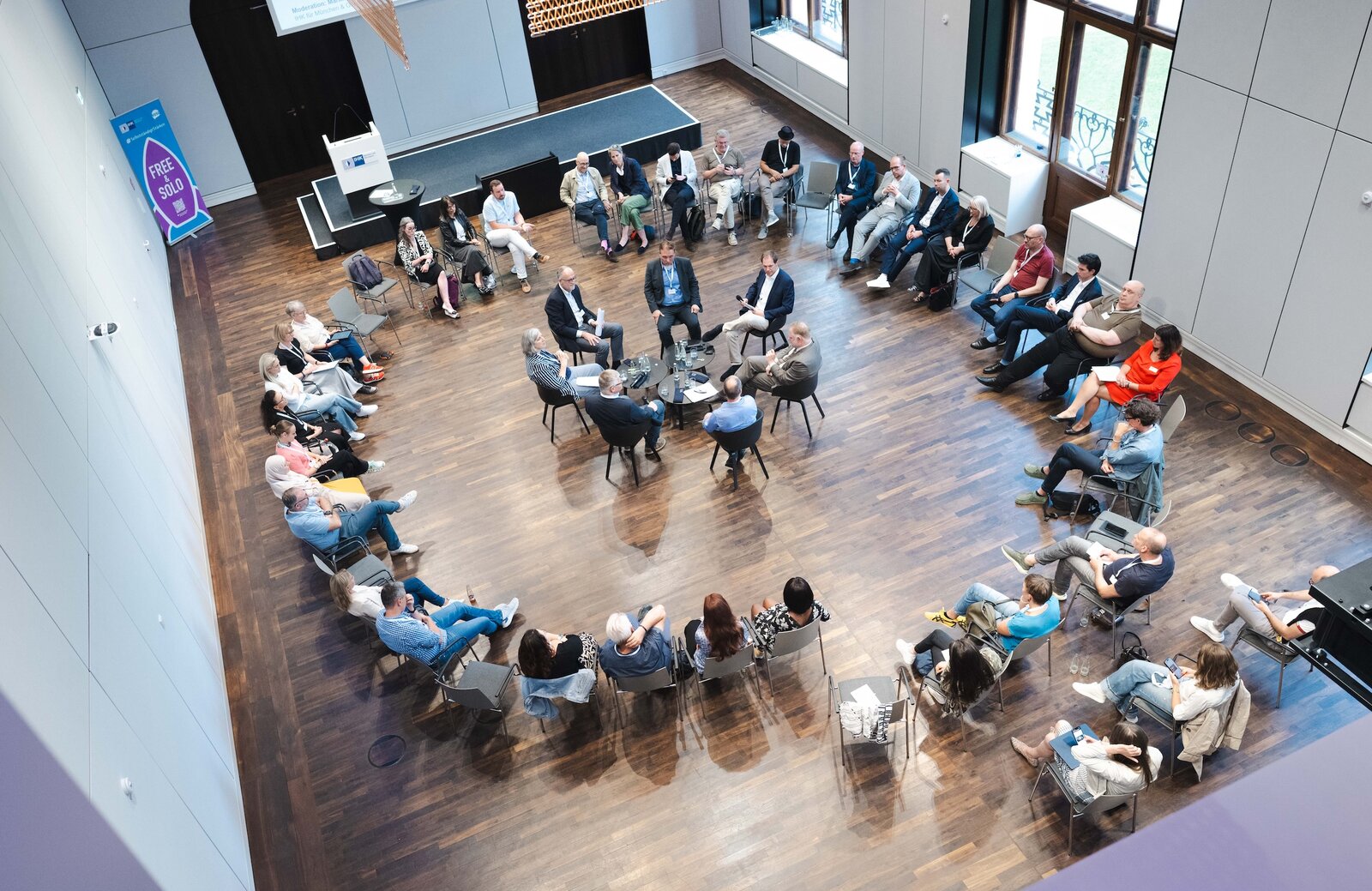 Fishbowl-Diskussion von oben von oben, Foto: IHK für München und Oberbayern, Andreas Gebert