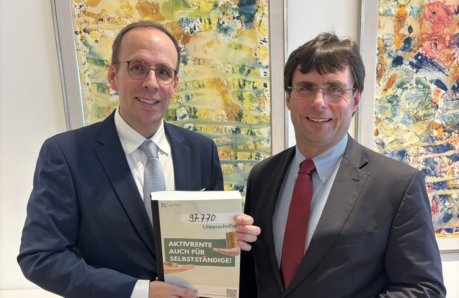 Jörn Freynick übergibt die 97.770 Unterschriften an NRW-Finanzminister Dr. Optendrenk MdL

Foto: Privat