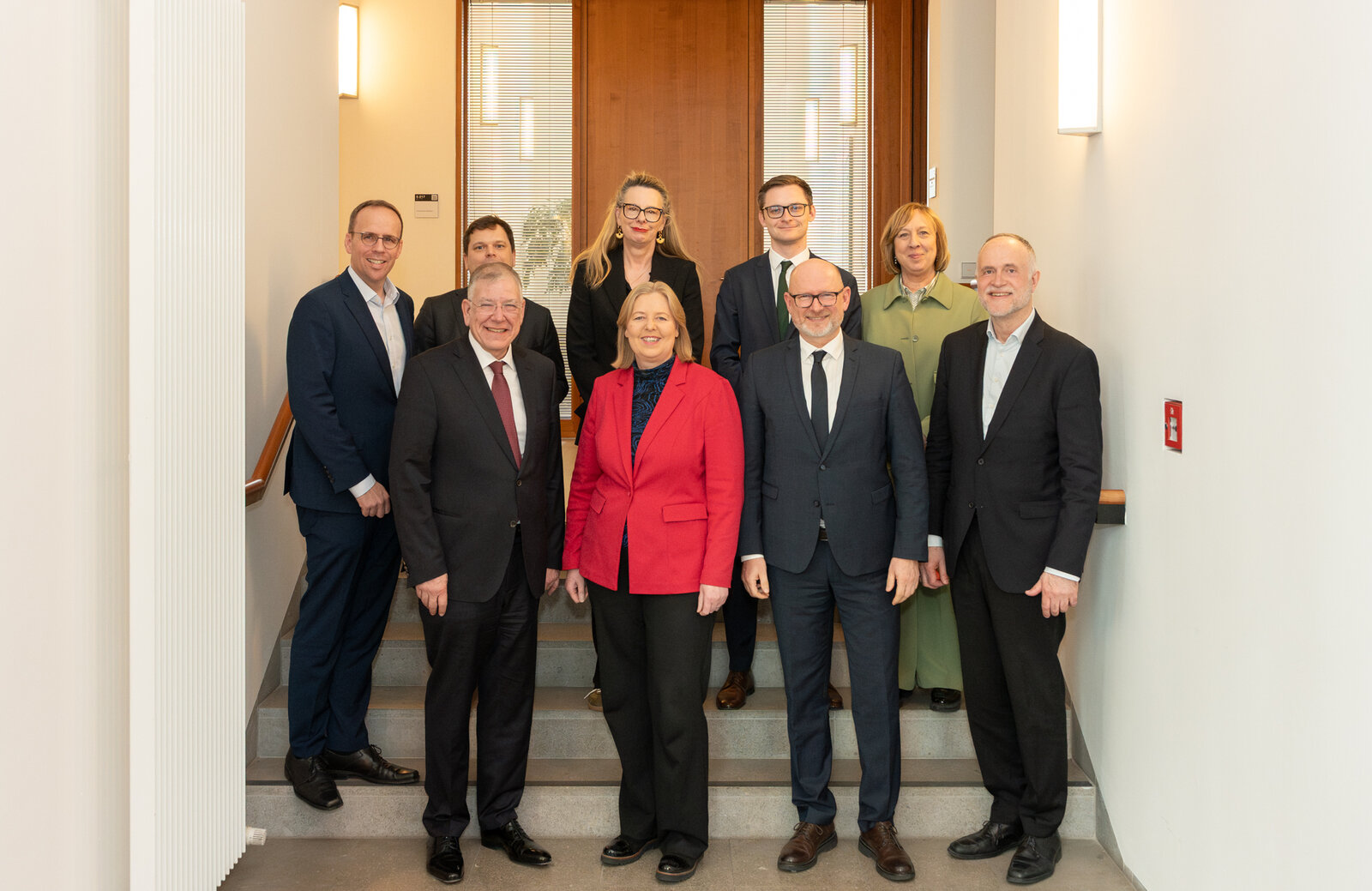 Vorne: Christoph Alhaus (BVMW), BM Bärbel Bas, Thomas Keiser (IKW), Andreas Lutz (VGSD) (v.l.n.r)
Hinten: Jörn Freynck (BAGSV), Sebsatian Krauss (Mittelstandsallianz), Dr. Helen Fürst (GKV), Max Follmer (DSLV), Cornelia Okpara (BDSW) (v.l.n.r.)

Foto: Thilo Schneider
