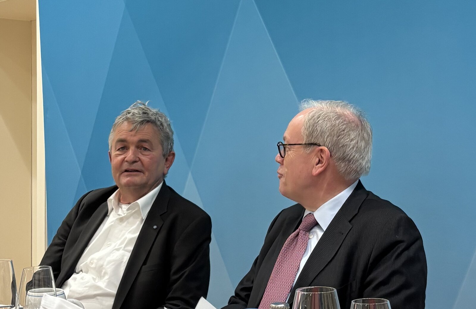 Bertram Brossardt (links) im Gespräch mit Dr. Hans Christoph Atzpodien

Foto: Jörn Freynick