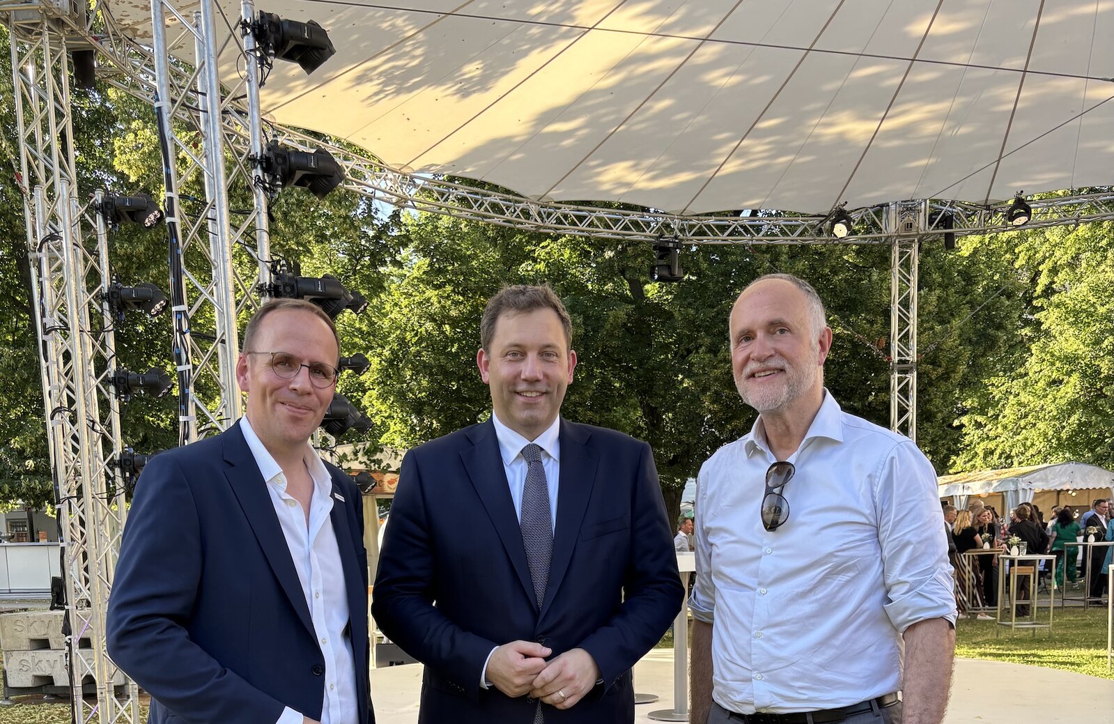 Generalsekretär Jörn Freynick, Bundesminister Lars Klingbeil MdB und BAGSV-Sprecher Dr. Andreas Lutz (v.l.n.r.)

Foto: Privat