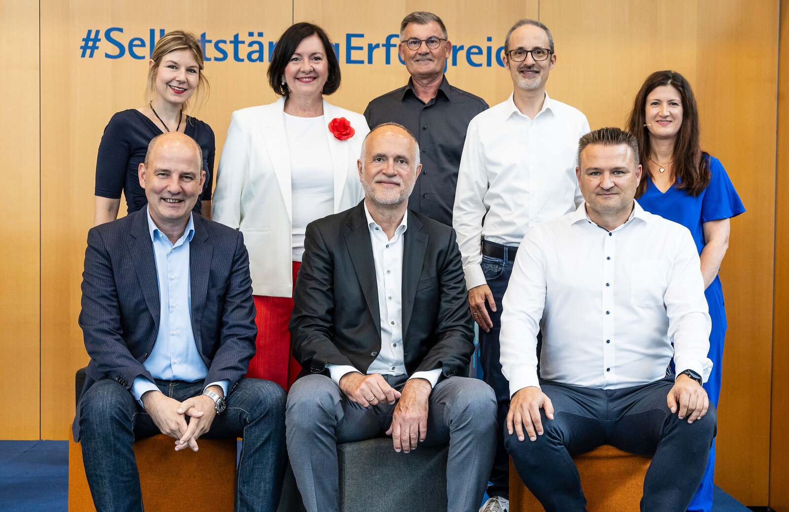 Gruppenfoto mit Redner/innen. Von oben links: Larissa Niedecken, Dagmar Rohde, Gerd Stiefel, Oliver Nowotny, Bettina Kräußlich - sitzend: Dr. Marc Lucassen, Dr. Andreas Lutz, Dr. Klaus Wohlrabe, Foto: Bernd Jaufmann, IHK Schwaben