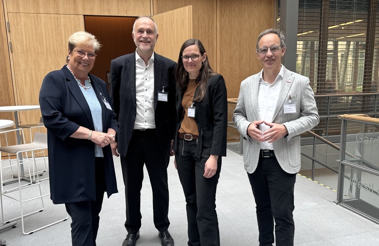 VGSD-Vorstandsvorsitzender  und BAGSV-Sprecher Andreas Lutz (2. von links) mit Ingrid Obermeier (Vizepräsidentin IHK München und Oberbayern), Johanna Röh (Vorsitzende Mutterschutz für alle e.V.) und Dr. Florian Hartmann (HGF Westdeutscher Handwerkskammertag).

(Foto: privat)