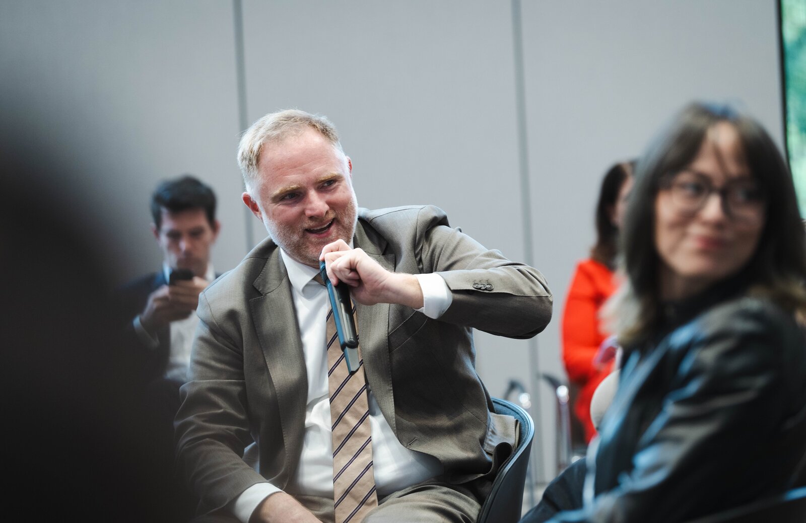 MdB Peter Aumer bei der Fishbowl-Diskussion, Aumer ist fachpolitischer Sprecher der CSU für Arbeit und Soziales, Foto: IHK für München und Oberbayern, Andreas Gebert