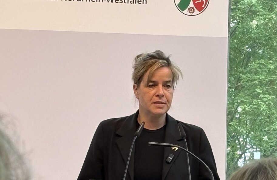 Die stv. NRW Ministerpräsidentin und Wirtschaftsministerin Mona Neubauer 
(Foto: Jörn Freynick)