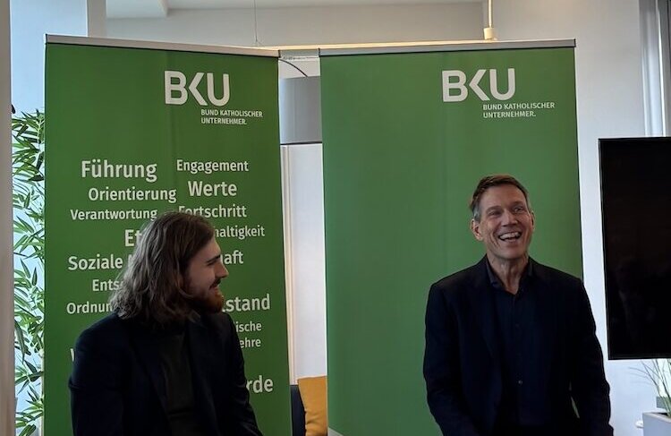 BKU-Geschäftsführer David Dekorsi im Gespräch mit René Obermann


Foto: Jörn Freynick