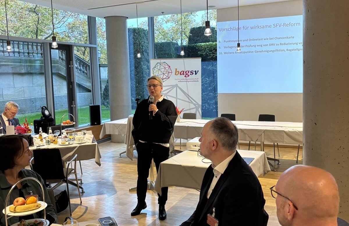 Victoria Ringleb (AGD) spricht zu den Gästen. Foto: Privat