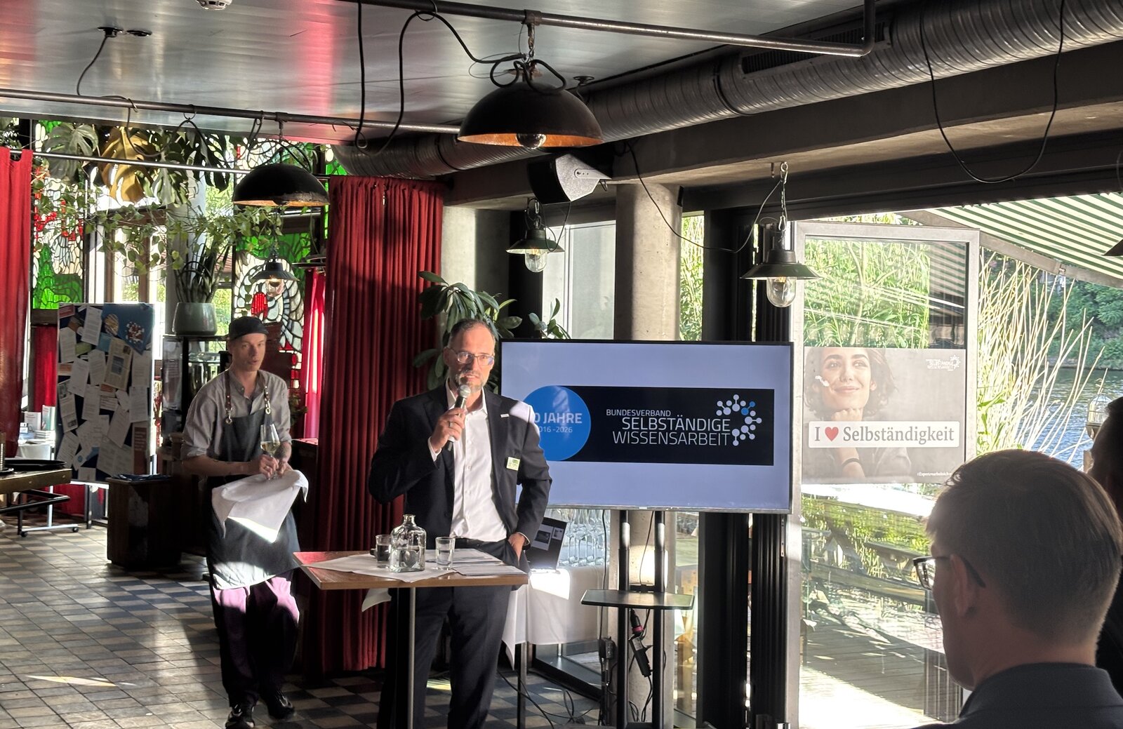 Vorsitzender Carlos Frischmuth bei der Begrüßung zu 10 Jahre Bundesverband selbständige Wissensarbeit

Foto: Jörn Freynick